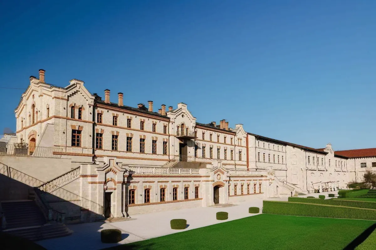 Ce trebuie să știi despre Castel Mimi, crama de vin cu istorie și gust autentic